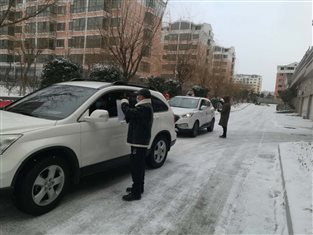 藍(lán)海投資張龍陽、侯杰，天福雅苑卡點執(zhí)勤.jpg